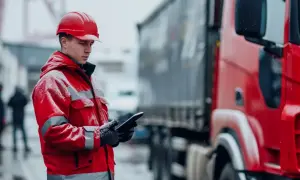 Kim jest spedytor? Pełny przewodnik po zawodzie i zarobkach.