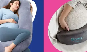 Pregnant woman sleeping comfortably on a U-shaped pillow, showing como usar la almohada de embarazo. Another pregnant woman rests her belly on a smaller support pillow.