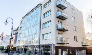 Nowoczesny hotel Lazur Świnoujście z przeszkloną fasadą i balkonami.