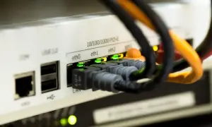 Kable sieciowe podłączone do portów eth0, eth1, eth2. Jeden z portów ethernet nie działa, mimo podłączonych kabli.