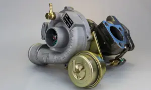 Turbo de coche listo para instalar. Merece la pena reparar un turbo para optimizar el rendimiento del motor.