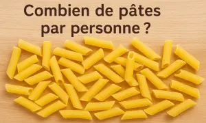 Pâtes penne sur fond de bois, avec la question "Combien de grammes de pâtes par personne ?" écrite en gros caractères.