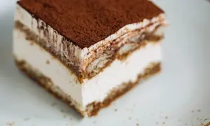 Un délicieux tiramisu chocolat, avec ses couches crémeuses et sa poudre de cacao, prêt à être dégusté.