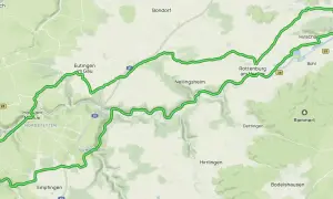 Radweg-Karte mit dem wasserschloss glatt rundweg, der sich durch Täler und über Hügel schlängelt, vorbei an Orten wie Rottenburg und Tübingen.