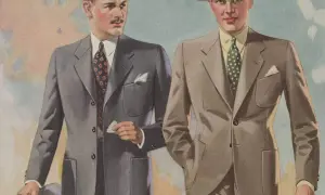 Två män i stilfulla kostymer, en grå och en beige, med hattar och slipsar. En tidlös mode 30 tal-stil.