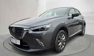 Szary Mazda CX-3 na obrotowej platformie. Sprawdź aktualną mazda cx3 cena i ofertę.