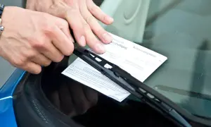 Man coloca una multa de estacionamiento bajo el limpiaparabrisas. ¡Qué carrera tan desafortunada!