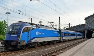 Der Railjet der ČD steht bereit für die Fahrt von Dresden nach Wien.