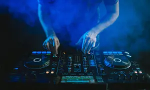DJ set co to – zrozumienie struktury i roli w muzyce
