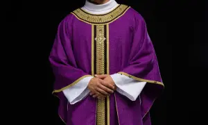 Fioletowa szata liturgiczna z bogatymi złotymi zdobieniami, symbolizująca czas pokuty i oczekiwania.