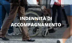 Persone camminano, una in sedia a rotelle. Testo: "Indennità di accompagnamento". A chi spetta l'accompagnamento?