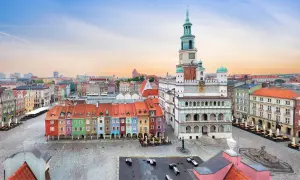 Poznański Rynek, największy rynek w Polsce, z kolorowymi kamieniczkami i ratuszem.