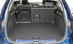 Pusty bagażnik renault talisman kombi, gotowy na wakacyjne wyjazdy i przewóz zakupów.