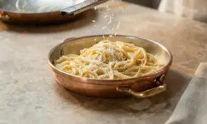 Spaghetti mit cremiger Käsesauce und frisch geriebenem Parmesan. Ein köstliches Cacio e Pepe, das zum Genießen einlädt.