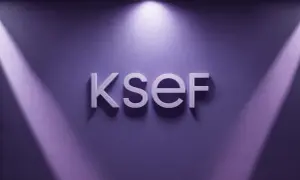Od kiedy KSeF, wszystko stało się jaśniejsze. Litery KSeF na fioletowej ścianie, oświetlone reflektorami.