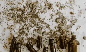 Kleine flesjes met etherische oliën en gedroogde kruiden, 6 alternatieven voor antidepressiva.
