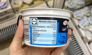 Serek wiejski lekki Pilos z Lidla. Na 100g ma 96 kcal, 3g tłuszczu i 15g białka. Idealny na dietę.