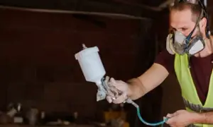 Jaką maskę do malowania natryskowego wybrać, by uniknąć zagrożeń?