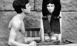 Barbara Brylska jako Kleopatra, w scenie z filmu "Faraon", w towarzystwie młodego mężczyzny.