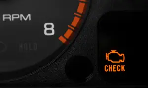 Pomarańczowa kontrolka silnika "CHECK" świeci na desce rozdzielczej obok obrotomierza.