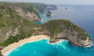 Spektakularne klify i turkusowa woda otaczają ukrytą plażę, jedno z najpiękniejszych miejsc na **plaze bali**.