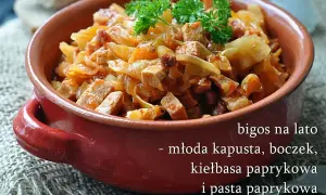 Jak ugotować dobry bigos z młodej kapusty: letni bigos z młodą kapustą, boczkiem, kiełbasą paprykową i pastą paprykową.