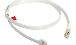 Biały kabel do programowania z wtyczkami RJ11 i 4-pinową złączką. Idealny do konfiguracji urządzeń.