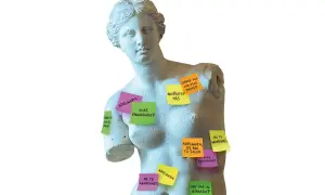 Estatuas clásicas cubiertas de notas adhesivas con mensajes sobre los **canones de belleza** y la presión por adelgazar.