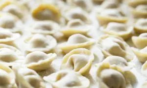 Tortellini jak zrobić: Prosty przepis na domowe uszka z farszem