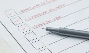 Checkliste für Vermieter: Mietpreis prüfen, Schlüsselübergabe dokumentieren, Energieausweis vorlegen. Ein Stift liegt bereit.