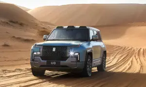 El U8, el mejor todoterreno del mundo, avanza por las dunas del desierto, demostrando su poder y resistencia en un paisaje árido.