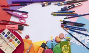 Bunt und ordentlich: Buntstifte, Scheren, Wasserfarben und mehr liegen bereit, um Schulsachen zu organisieren.