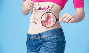 Model jelit z widocznymi uchyłkami, badany przez lupę.