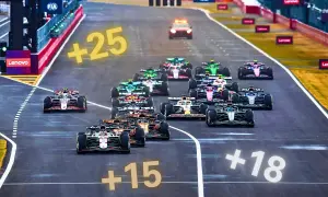 Carreras de F1 en plena acción, con varios coches compitiendo. Los números +25, +15 y +18 sugieren puntos o posiciones en la qualy F1.