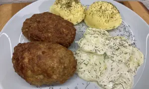 Dwa soczyste mielone z air fryera, podane z ziemniaczanym purée i mizerią.