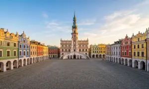 Rynek w Zamościu z kolorowymi kamienicami i ratuszem.