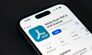 Ekran telefonu z aplikacją Adobe Scan, świetnym programem do skanowania dokumentów i tekstu.