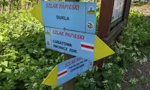 Rozdroże szlaków papieskich: Dukla, Lubatowa, Iwonicz Zdr., Pustelnia Św. Jana, Chyrowa. Wiosna w Beskidzie Niskim.