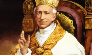 Portret papieża Leona XIII w bogatych szatach i tiarze, błogosławiący gestem dłoni.