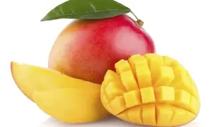 Soczysty mango, bogate źródło witamin, z kawałkami owocu i liściem.
