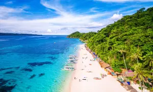Rajska plaża na Filipinach, gdzie ciepła temperatura zachęca do kąpieli w turkusowym morzu.