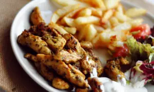 Pyszna shoarma z kurczaka z chrupiącymi frytkami i świeżą sałatką. Idealny posiłek na szybki obiad.