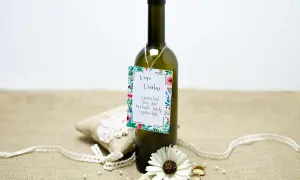 Wino weselne z etykietą "wierszyki weselne za flaszkę" i ozdobami, idealne na prezent ślubny.