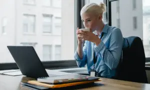 Praca po studiach administracji: jak uniknąć trudności w zatrudnieniu
