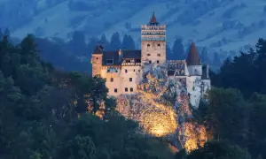 Zamek na skale, otoczony lasem, nocą. Jedna z głównych transylwania atrakcje, budzi grozę i zachwyt.