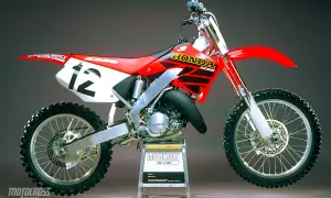 Honda CR 125: Ile koni ma legenda? Pełna analiza mocy