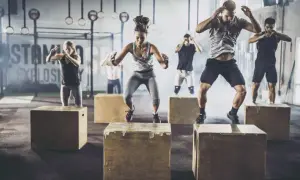 Co lepsze: CrossFit czy siłownia? Odkryj prawdziwe różnice i korzyści