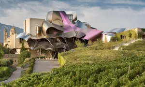 Marqués de Riscal, un lugar icónico para saber qué hacer en Haro. Arquitectura vanguardista entre viñedos.