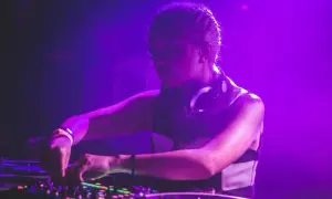 Słuchawki DJ-skie: Jak wybrać idealne? Poradnik i top modele