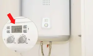 Zbliżenie na panel sterowania bojlera elektrycznego 80l, pokazujące temperaturę 37°C. Zastanawiasz się, ile prądu zużywa bojler elektryczny 80l?
